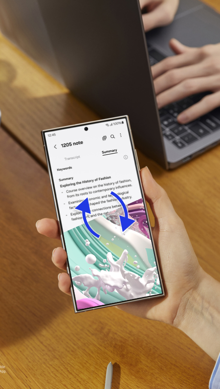 Persona che utilizza un dispositivo Samsung per passare da un'app per gli appunti a un browser di contenuti